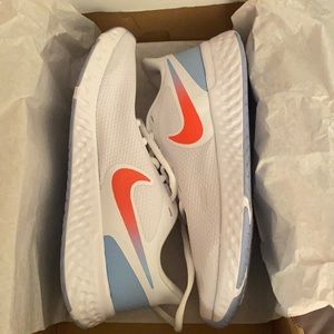 Nike women’s Revolution 5